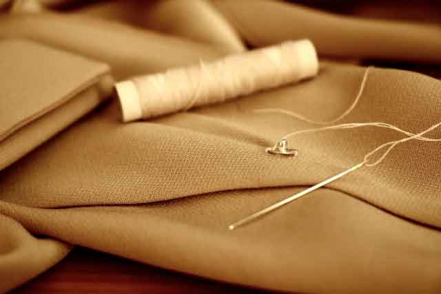 穴の空いた靴下やズボンやボタンの取り付け